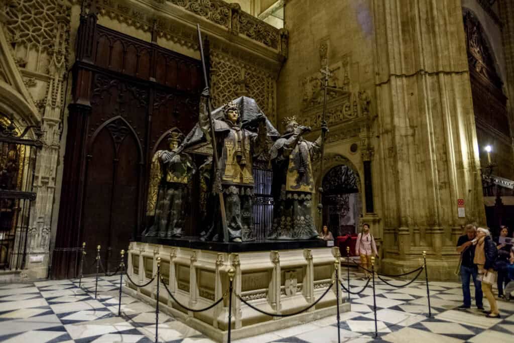 seville-cathedral-opening-hours-best-times-seasonal-changes-crowd